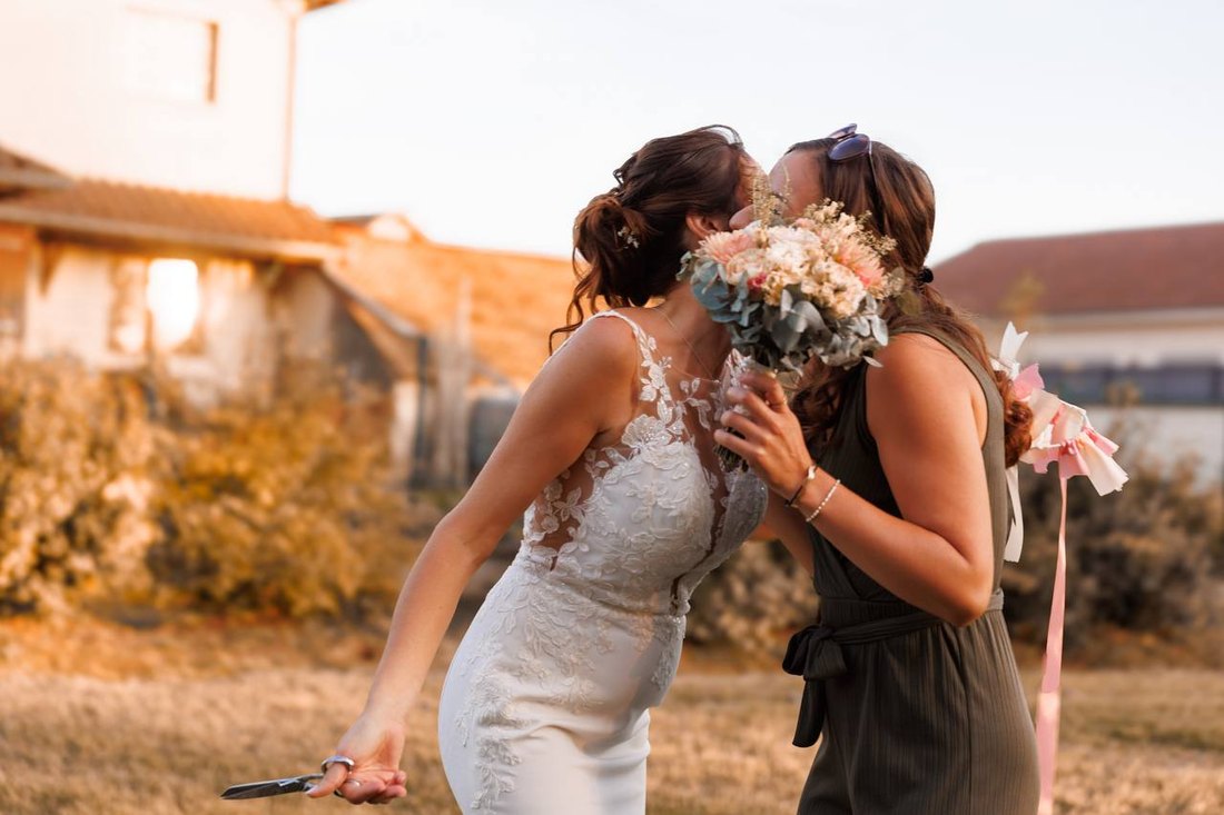 Le baiser des mariés, bouquet levé