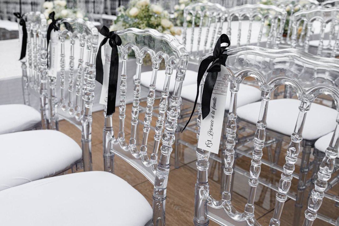 Chaises transparentes et rubans noirs, avant la cérémonie