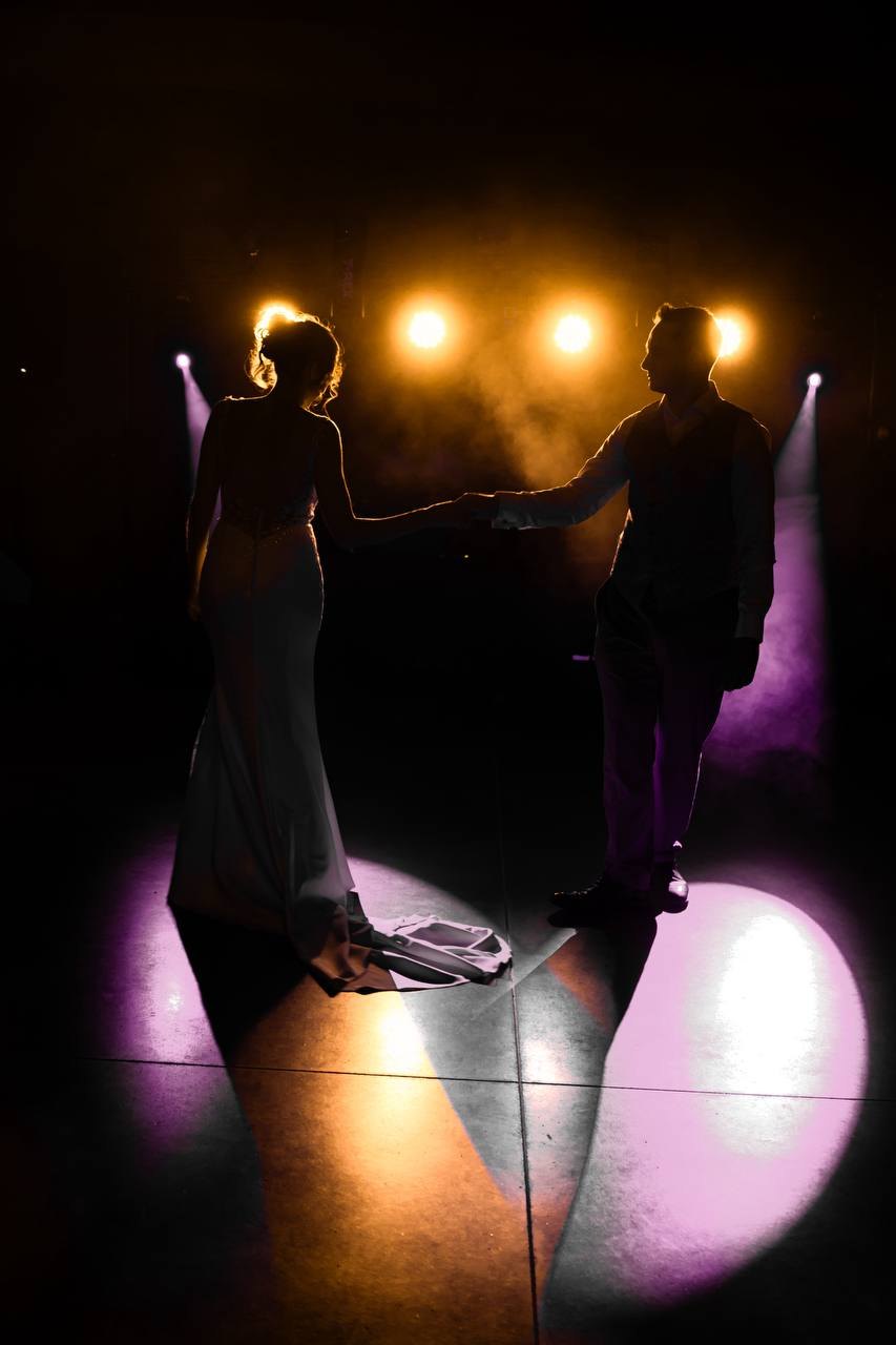 Silhouettes des mariés dans la lumière de la soirée