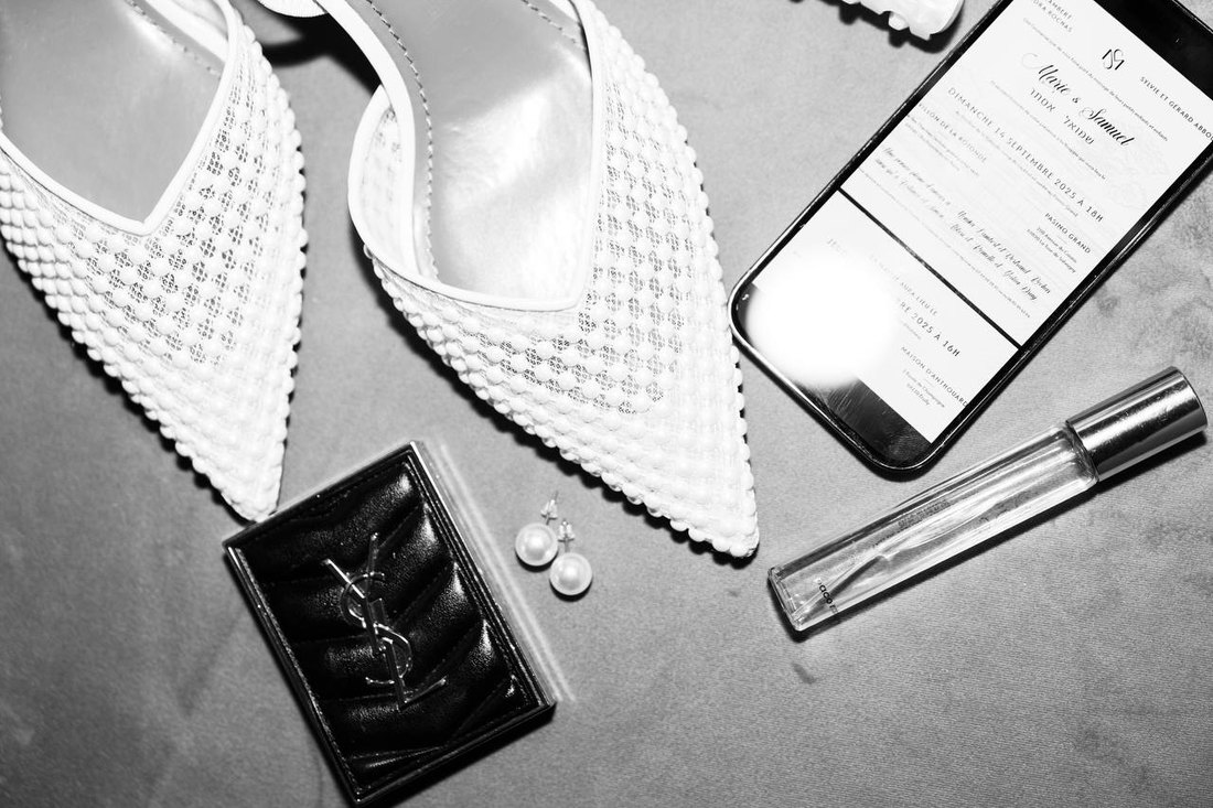 Escarpins et accessoires de la mariée, noir et blanc