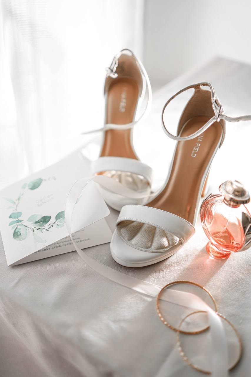 Escarpins, parfum et faire-part de la mariée