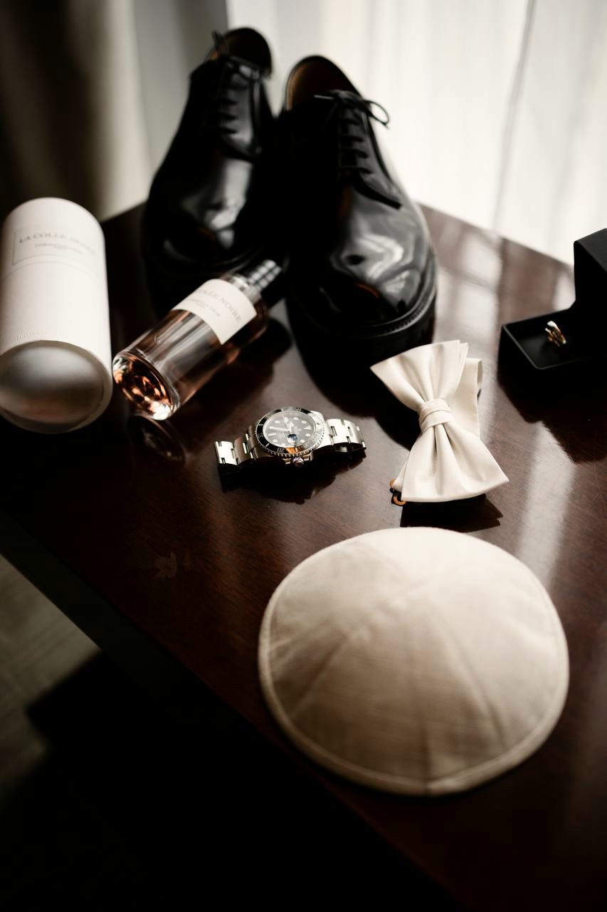 Parfum, alliances et accessoires du marié