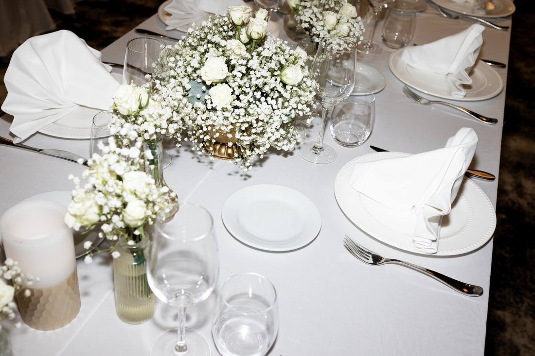 La table dressée, gypsophile et couverts blancs