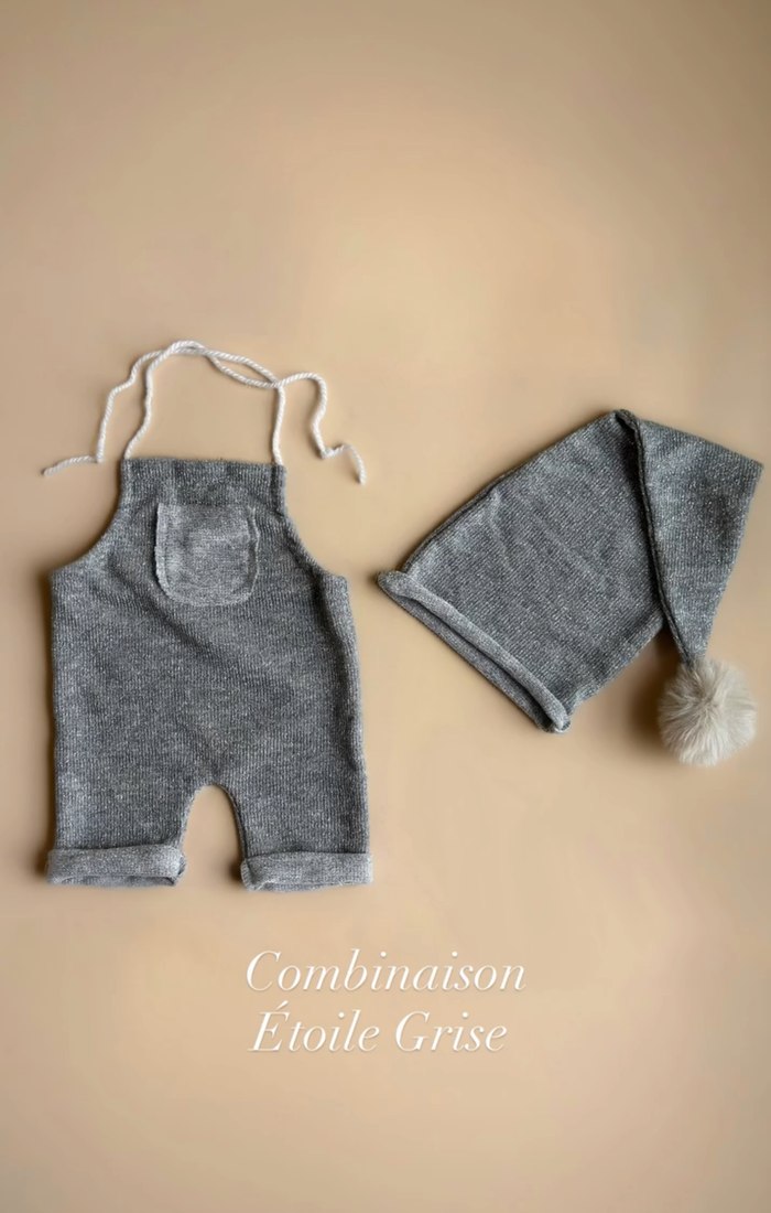Combinaison grise en maille avec bonnet à pompon