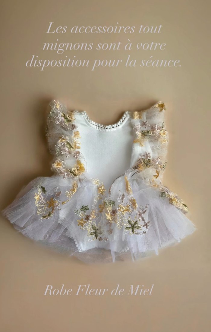 Robe blanche en tulle brodé de fleurs dorées