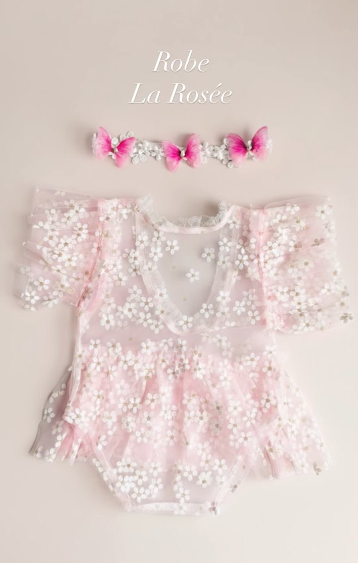 Robe rose en tulle fleuri avec bandeau à papillons