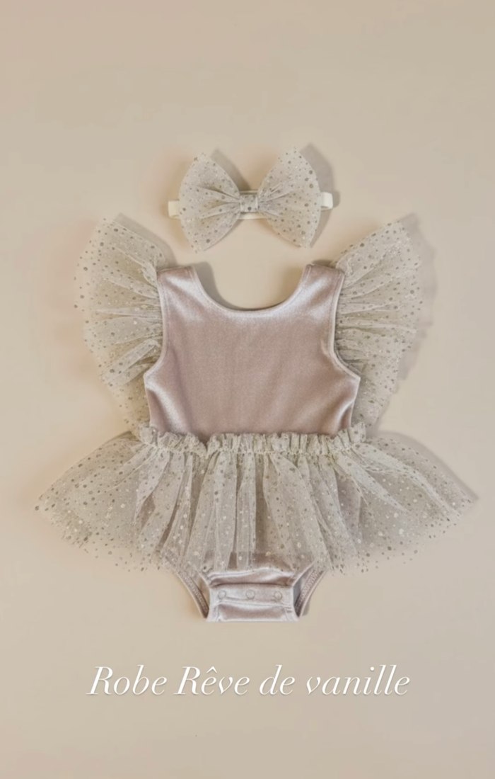 Robe vanille en tulle pailleté avec nœud assorti